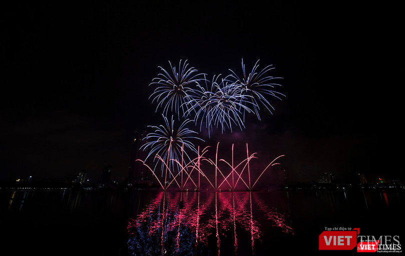 Pháo hoa Đà Nẵng 2018: Cận cảnh hàng vạn người nhún nhảy cùng đội Ba Lan bên “những cây cầu huyền thoại“ ảnh 2