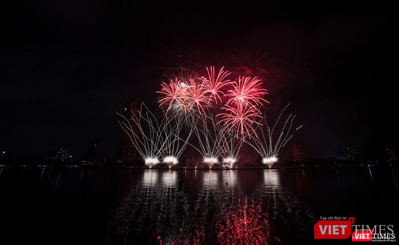 Pháo hoa Đà Nẵng 2018: Cận cảnh hàng vạn người nhún nhảy cùng đội Ba Lan bên “những cây cầu huyền thoại“ ảnh 21