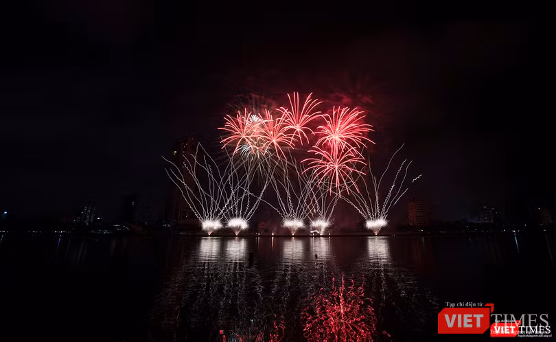Pháo hoa Đà Nẵng 2018: Cận cảnh hàng vạn người nhún nhảy cùng đội Ba Lan bên “những cây cầu huyền thoại“ ảnh 21