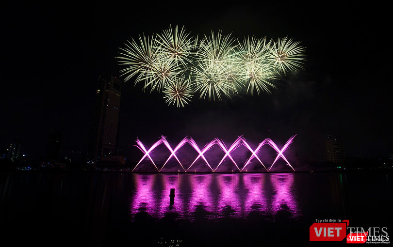 Pháo hoa Đà Nẵng 2018: Cận cảnh hàng vạn người nhún nhảy cùng đội Ba Lan bên “những cây cầu huyền thoại“ ảnh 6