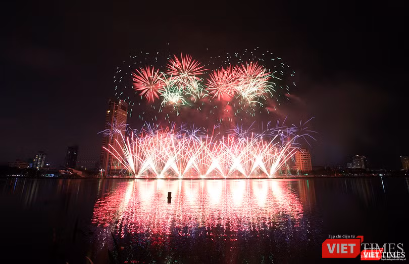 Pháo hoa Đà Nẵng 2018: Cận cảnh hàng vạn người nhún nhảy cùng đội Ba Lan bên “những cây cầu huyền thoại“ ảnh 15
