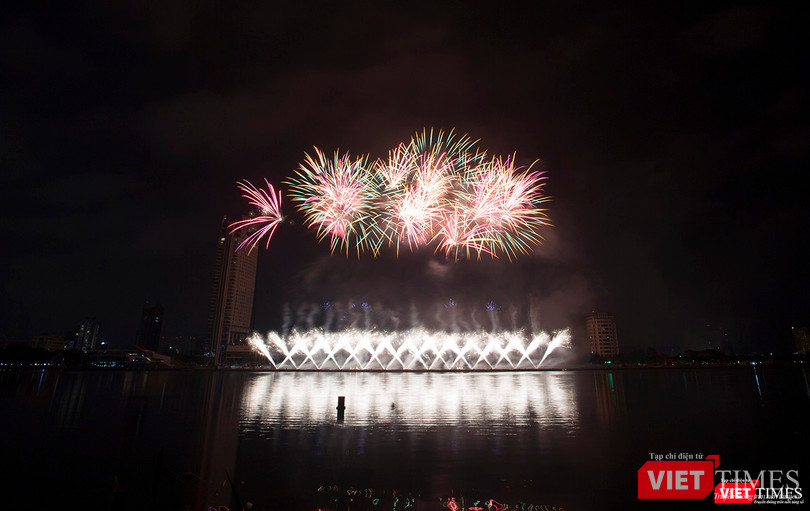 Pháo hoa Đà Nẵng 2018: Cận cảnh hàng vạn người nhún nhảy cùng đội Ba Lan bên “những cây cầu huyền thoại“ ảnh 28