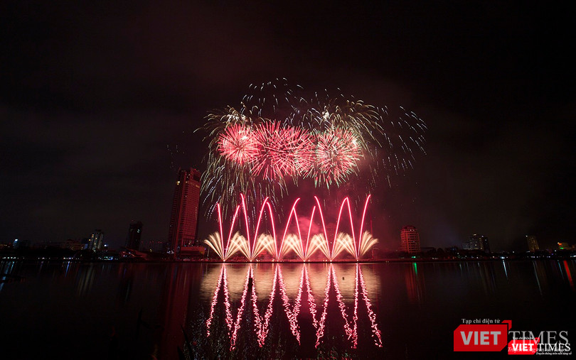 Pháo hoa Đà Nẵng 2018: Cận cảnh hàng vạn người nhún nhảy cùng đội Ba Lan bên “những cây cầu huyền thoại“ ảnh 17