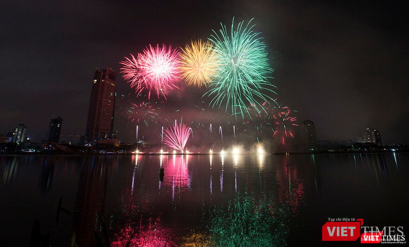 Pháo hoa Đà Nẵng 2018: Cận cảnh hàng vạn người nhún nhảy cùng đội Ba Lan bên “những cây cầu huyền thoại“ ảnh 33