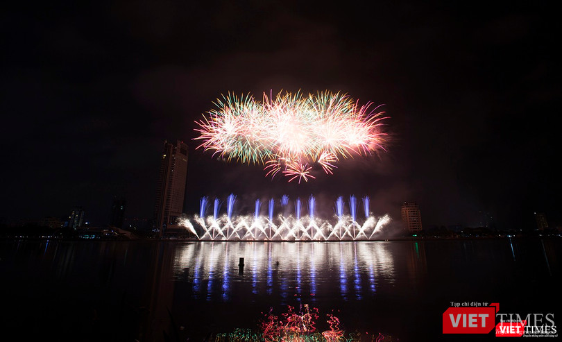 Pháo hoa Đà Nẵng 2018: Cận cảnh hàng vạn người nhún nhảy cùng đội Ba Lan bên “những cây cầu huyền thoại“ ảnh 26