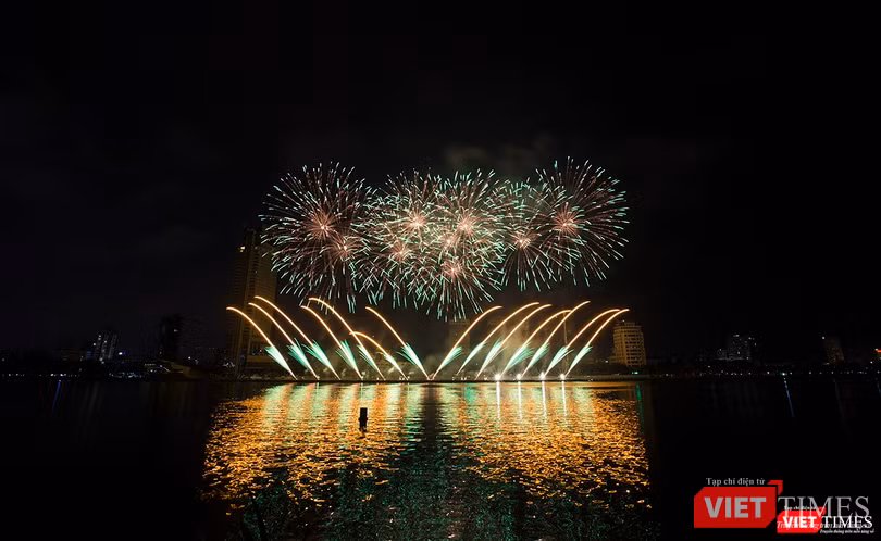 Pháo hoa Đà Nẵng 2018: Cận cảnh hàng vạn người nhún nhảy cùng đội Ba Lan bên “những cây cầu huyền thoại“ ảnh 4