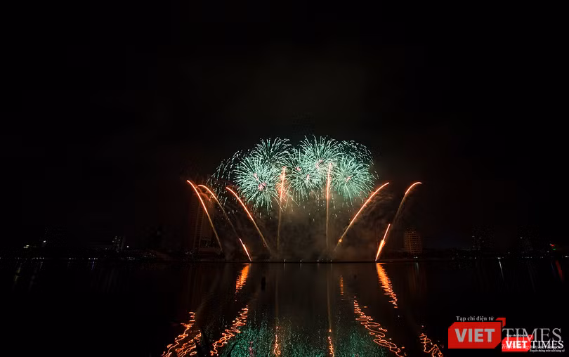 Pháo hoa Đà Nẵng 2018: Cận cảnh hàng vạn người nhún nhảy cùng đội Ba Lan bên “những cây cầu huyền thoại“ ảnh 16