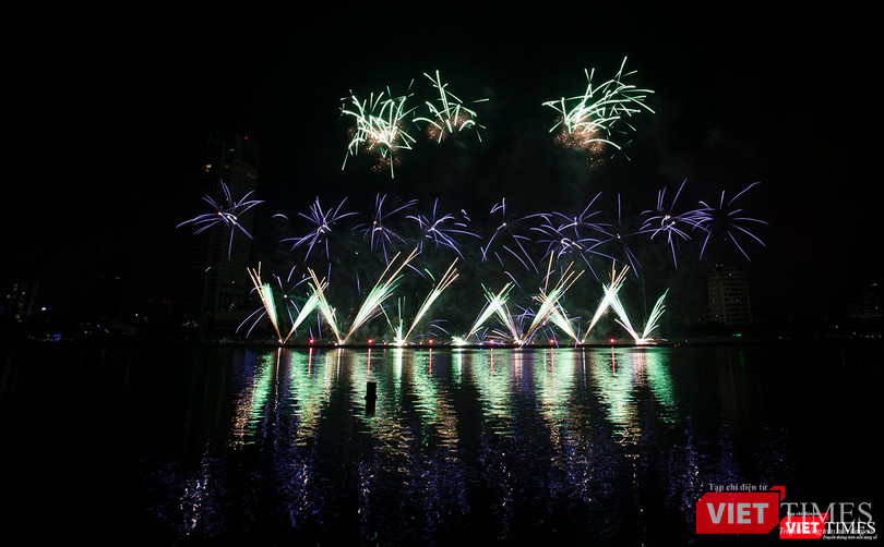 Pháo hoa Đà Nẵng 2018: Cận cảnh hàng vạn người nhún nhảy cùng đội Ba Lan bên “những cây cầu huyền thoại“ ảnh 30