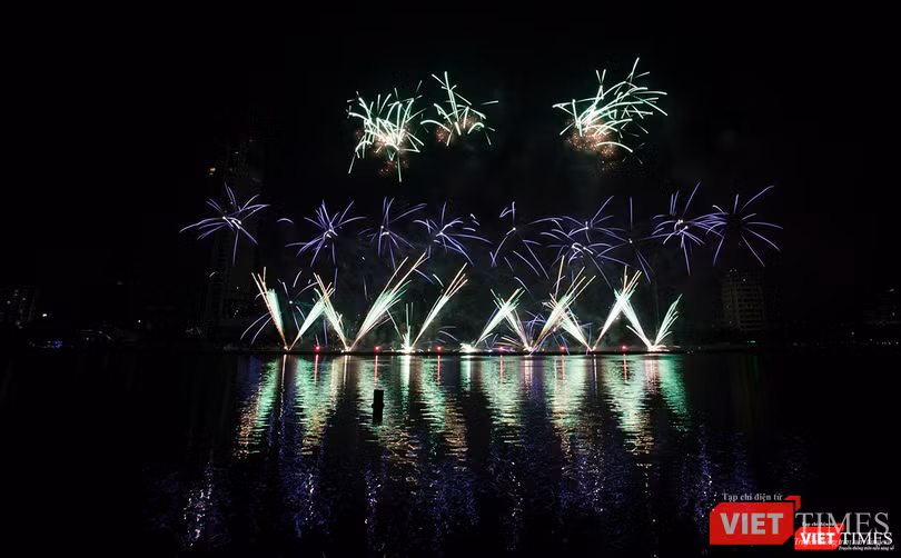 Pháo hoa Đà Nẵng 2018: Cận cảnh hàng vạn người nhún nhảy cùng đội Ba Lan bên “những cây cầu huyền thoại“ ảnh 30