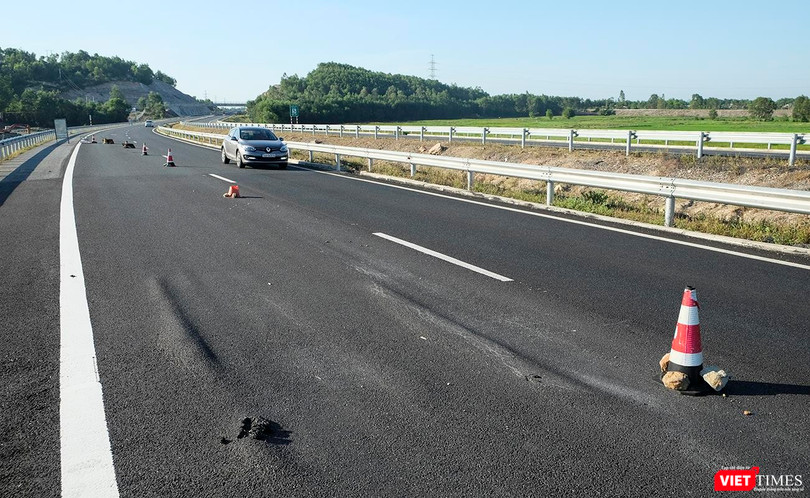 Tình trạng đường bị lún cục bộ, mặt đường bê tông nhựa bị chảy nhão, lún tạo gờ sóng xuất hiện tại đoạn tuyến cao tốc Đà Nẵng-Quảng Ngãi tại khu vực Km21 đoạn qua huyện Duy Xuyên (tỉnh Quảng Nam).