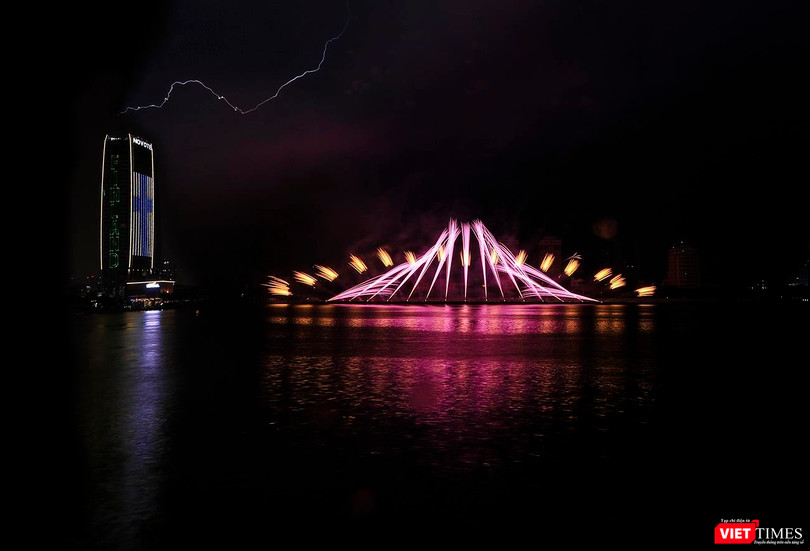 Màn pháo hoa tại DIFF 2019 của đội pháo hoa đến từ Phần Lan.