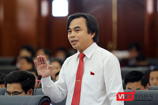 Đại biểu Tô Văn Hùng, Trưởng ban Đô thị HĐND TP.Đà Nẵng chất vấn Giám đốc Sở TNMT về bãi rác Khánh Sơn