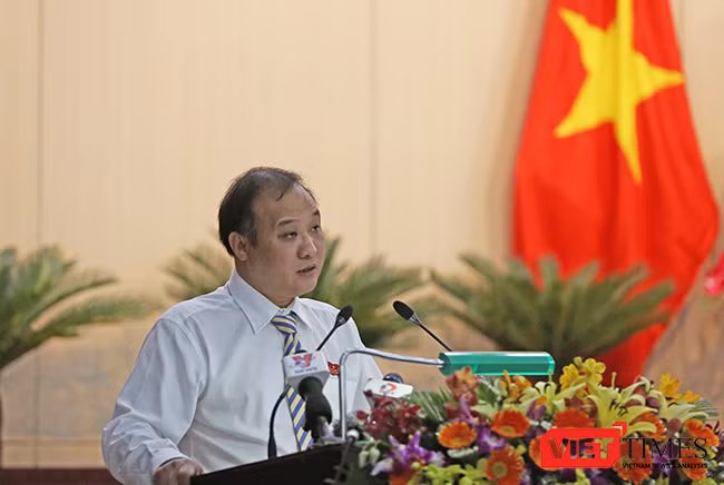 Ông Lê Quang Nam, Giám đốc Sở TNMT TP.Đà Nẵng trả lời chất vấn của đại biểu liên quan đến tình trạng ô nhiễm tại Bãi rác Khánh Sơn và tiến độ di dời