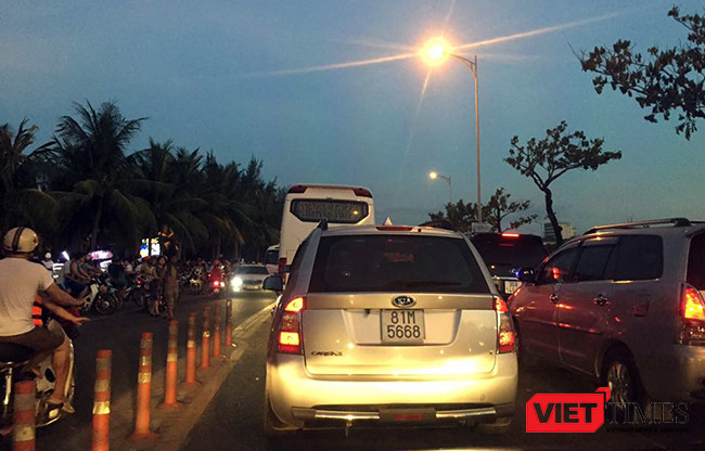 Tình trạng ùn tắc giao thông dọc tuyến đường ven biển Đà Nẵng đang gây bức xúc trong nhân dân và nguyên nhân do các khách sạn tại khu vực không đảm bảo chỗ đậu đỗ xe