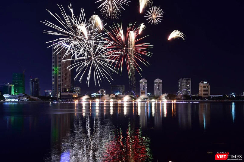 Màn trình diễn pháo hoa DIFF bên bờ sông Hàn, TP Đà Nẵng