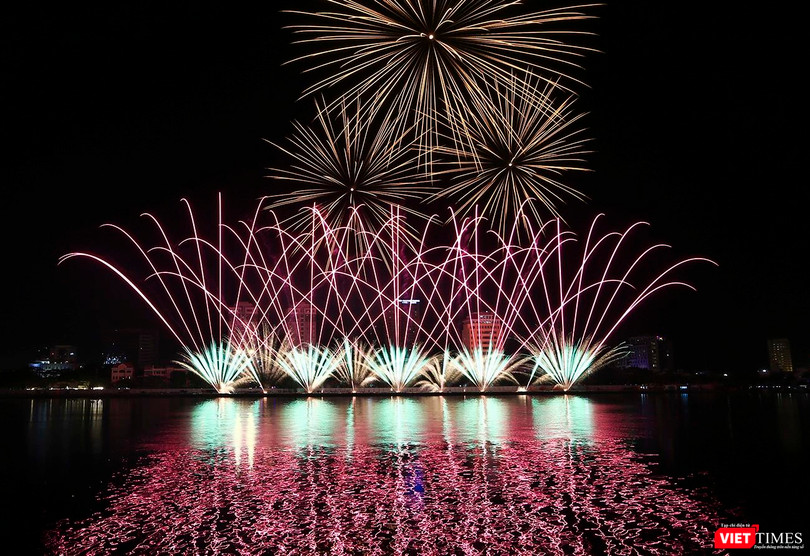 Màn trình diễn pháo hoa của đội Nga tại DIFF 2019