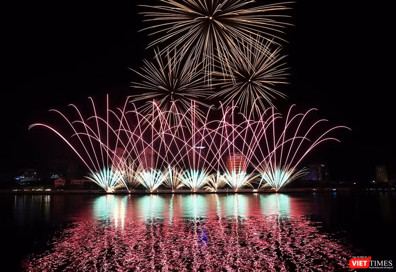 Màn trình diễn pháo hoa của đội Nga tại DIFF 2019
