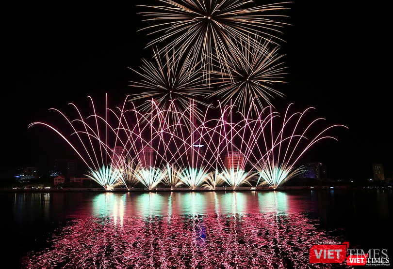 Màn trình diễn pháo hoa tại DIFF 2019 Màn trình diễn pháo hoa tại DIFF 2019
