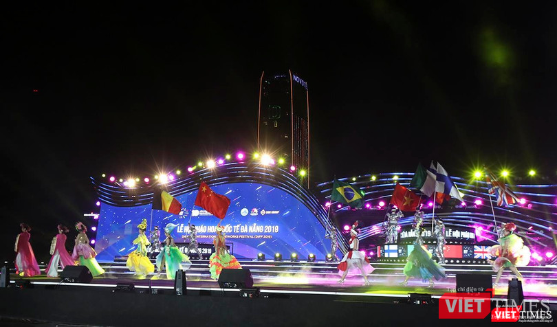 Sân khấu chính của lễ hội Pháo hoa quốc tế Đà Nẵng Sân khấu chính của lễ hội Pháo hoa quốc tế Đà Nẵng