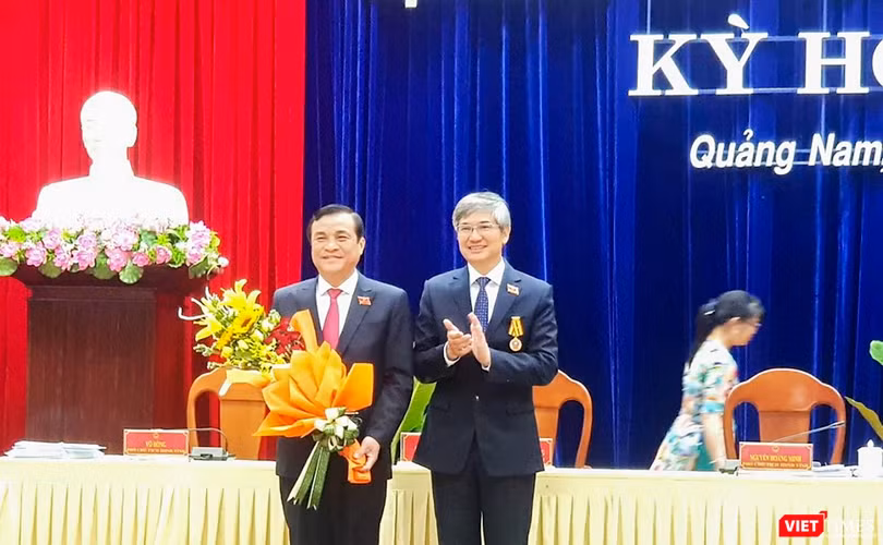 Ông Phan Việt Cường (bìa trái), Ủy viên Trung ương Đảng, Bí thư Tỉnh ủy Quảng Nam, Trưởng đoàn Đại biểu Quốc hội tỉnh vừa được HĐND tỉnh bỏ phiếu bầu chức danh Chủ tịch HĐND tỉnh Quảng Nam