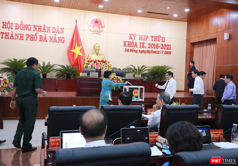 Chiều 11/7, đại biểu HĐND TP Đà Nẵng đã bỏ phiếu chấp thuận cho ông Nguyễn Bá Cảnh thôi làm nhiệm vụ đại biểu HĐND TP Đà Nẵng khóa IX, nhiệm kỳ 2016 – 2021 với số phiếu 41/42 đại biểu có mặt đồng ý.