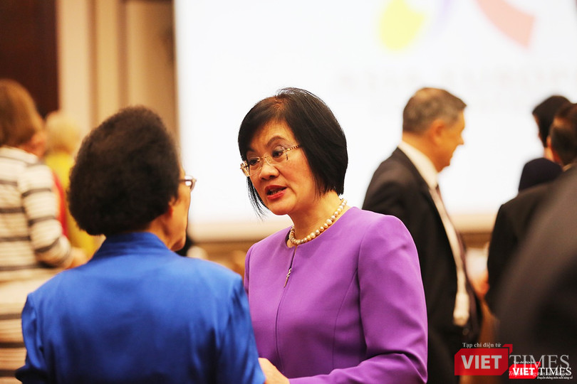 Các đại biểu trao đổi bên lền Hội nghị