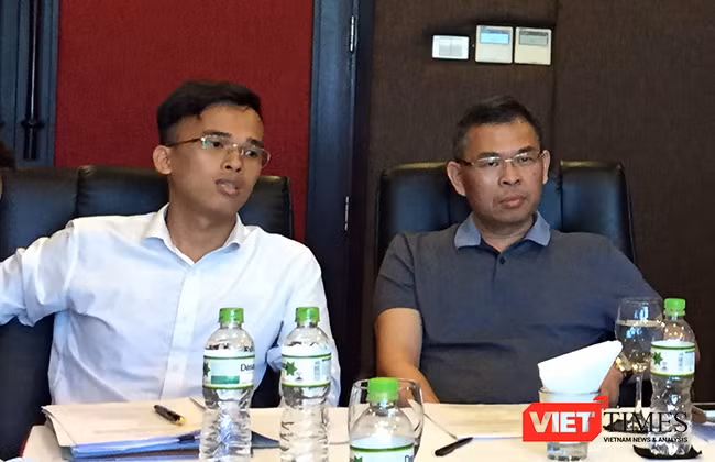 Ông Nguyễn Đức Toàn (bìa phải), Tổng Giám đốc Công ty CP TMDV Cát Vàng đã gửi đơn khởi kiện Phòng Đăng ký kinh doanh-Sở KHĐT tỉnh Quảng Nam