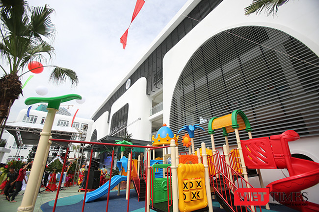 Trường có quy mô 4 tầng lầu, diện tích sử dụng hơn 5.000m2, được phân chia thành 20 nhóm lớp, diện tích mỗi lớp học 50 m2 cùng trang thiết bị tiêu chuẩn chất lượng cao; 5 sảnh chơi trong nhà dành cho trẻ, 2 phòng hội trường, 1 sân chơi ngoài trời. Trường còn có 1 hồ bơi tiêu chuẩn hiện đại phục vụ yêu cầu nuôi dưỡng và dạy trẻ.