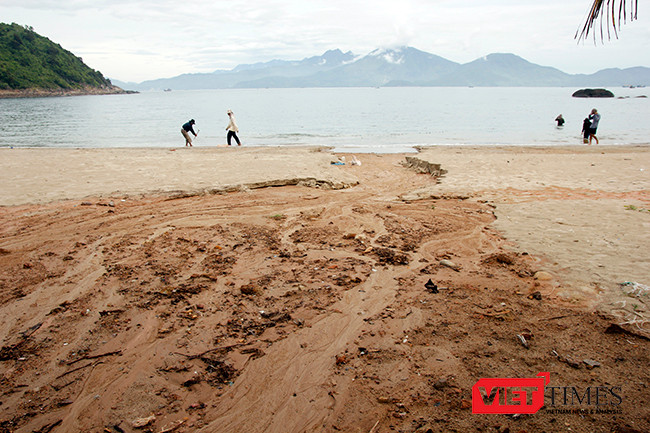 Bùn đất theo mưa từ công trình Dự án Khu du lịch Biển Tiên Sa đổ tràn xuống biển