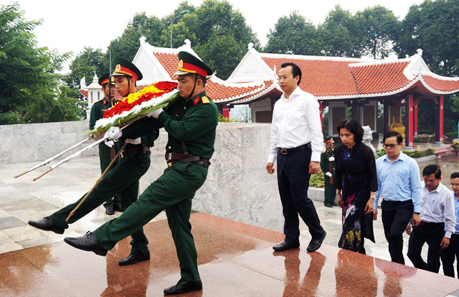 Bí thư Thành ủy, Chủ tịch HĐND TP Đà Nẵng Nguyễn Xuân Anh viếng và thắp hương nghĩa trang liệt sĩ Ngày Thương Bình-Liệt sĩ