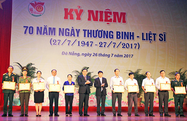 Sáng 26/7, UBND TP Đà Nẵng đã tổ chức Kỷ niệm 70 năm Ngày Thương binh - Liệt sĩ và tổng kết 20 năm thực hiện Pháp lệnh Ưu đãi người có công với cách mạng và Chương trình Hỗ trợ sửa chữa nhà ở người có công với cách mạng năm 2017 trên địa bàn.