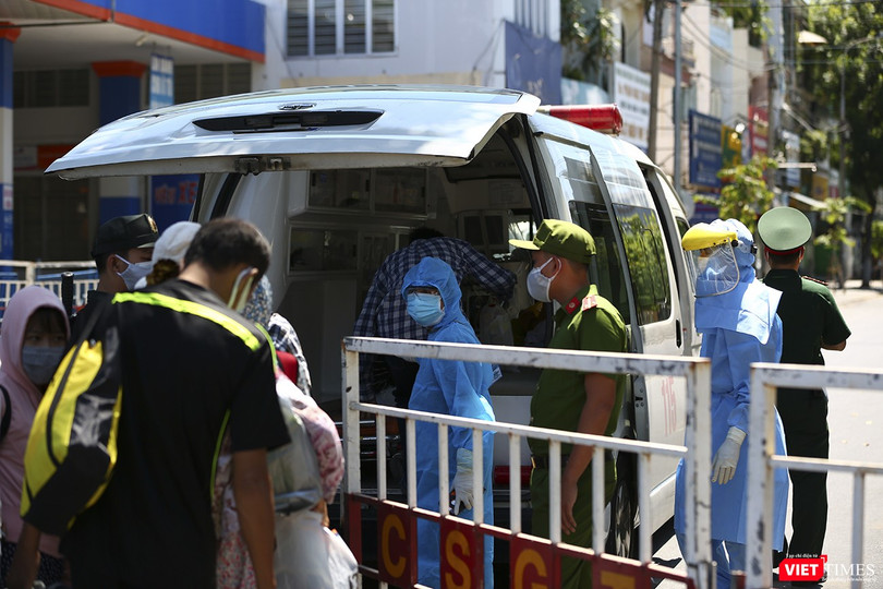 Lực lượng y tế thực hiện việc cách ly người tại khu phỏng tỏa dịch COVID-19