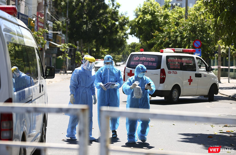 Lực lượng y tế thực hiện nhiệm vụ tại khu vực phong tỏa trên tuyến đường Quang Trung (Đà Nẵng)
