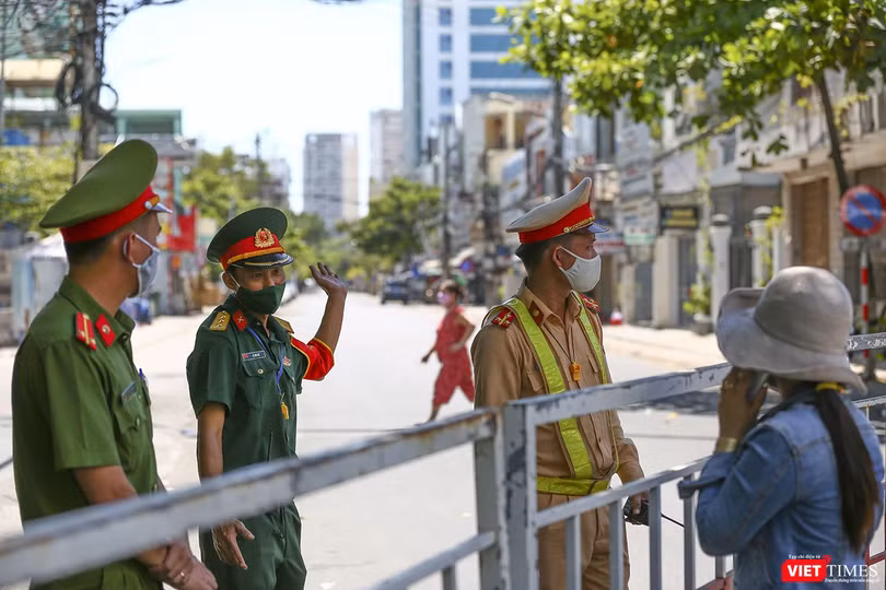 Lực lượng công an làm nhiệm vụ tại chốt cách ly Bệnh viện Đà Nẵng