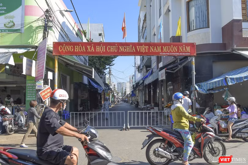 Chiều qua (28/7), các tuyến đường dẫn vào chợ An Hải Đông và khu vực nhà bệnh nhân mắc COVID-19 ở Đà Nẵng bị phong tỏa