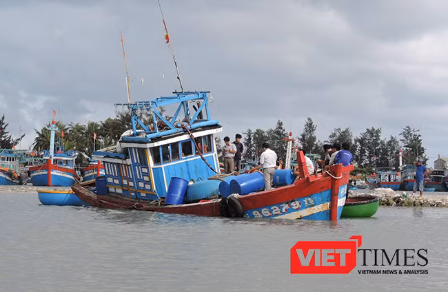 Lai dắt tàu cá bị nạn ở Trường Sa về đảo Lý Sơn