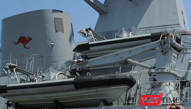 Hệ thống xuồng cao tốc được đặt bên mạn hạm