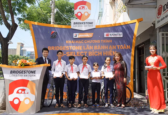 VietTimes, Lăn bánh an toàn, Bridgestone, hơn 100 lái xe, chuyên gia, huấn luyện,chăm sóc xe, lái xe an toàn.