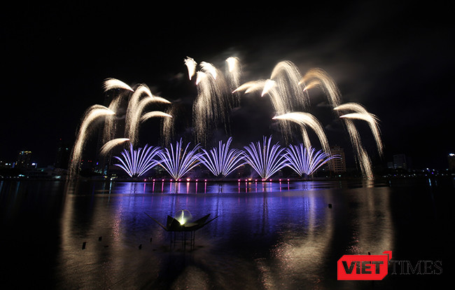 ối 3/6//2017, tại sân khấu nổi Ngũ Hành trên sông Hàn, Lễ hội pháo hoa Đà Nẵng-DIFF 2017 tiếp tục tạo ấn tượng mạnh mẽ với khán giả với màn trình diễn pháo hoa đặc sắc mang chủ đề Thủy của đội Úc và đội Ý.