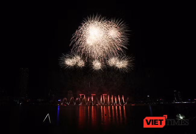 Lễ hội pháo hoa Đà Nẵng 2017: Mãn nhãn với “Trận chung kết sớm” giữa Úc và Ý ảnh 2