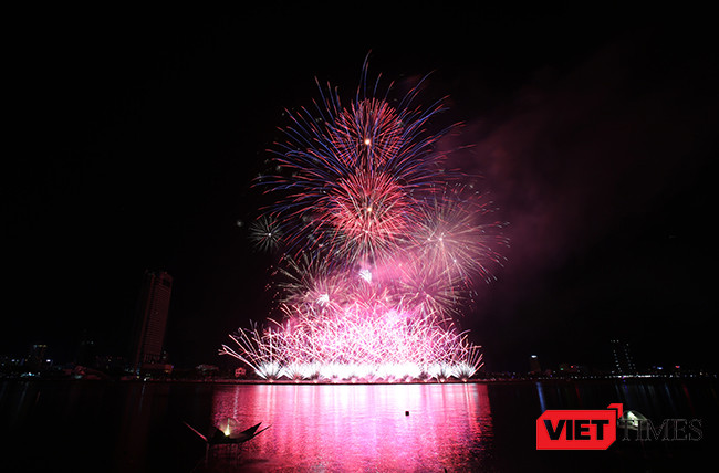 Lễ hội pháo hoa Đà Nẵng 2017: Mãn nhãn với “Trận chung kết sớm” giữa Úc và Ý ảnh 15