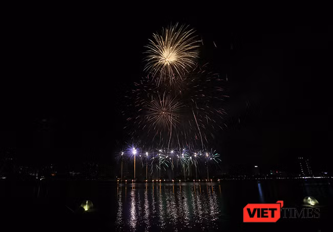 Lễ hội pháo hoa Đà Nẵng 2017: Mãn nhãn với “Trận chung kết sớm” giữa Úc và Ý ảnh 13