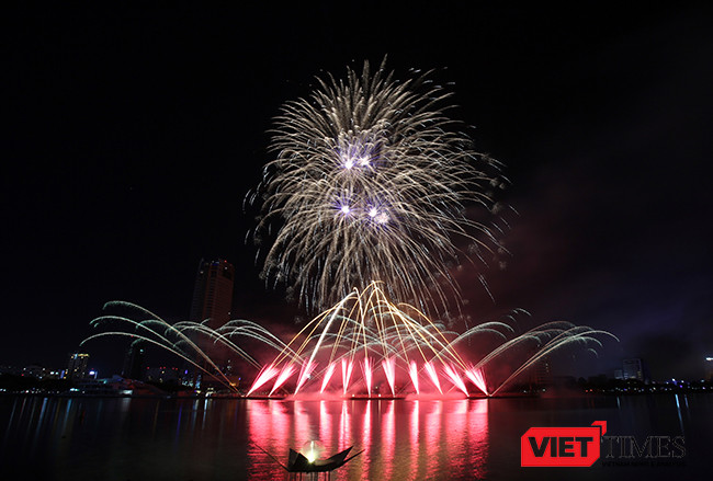 Lễ hội pháo hoa Đà Nẵng 2017: Mãn nhãn với “Trận chung kết sớm” giữa Úc và Ý ảnh 33
