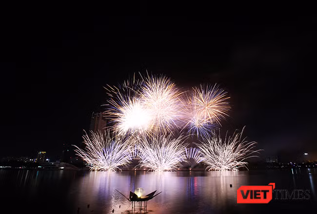Lễ hội pháo hoa Đà Nẵng 2017: Mãn nhãn với “Trận chung kết sớm” giữa Úc và Ý ảnh 34