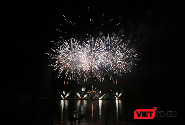 Lễ hội pháo hoa Đà Nẵng 2017: Mãn nhãn với “Trận chung kết sớm” giữa Úc và Ý ảnh 39