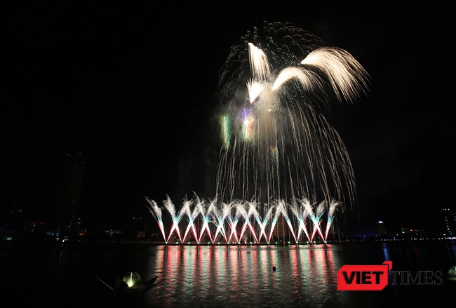 Lễ hội pháo hoa Đà Nẵng 2017: Mãn nhãn với “Trận chung kết sớm” giữa Úc và Ý ảnh 10