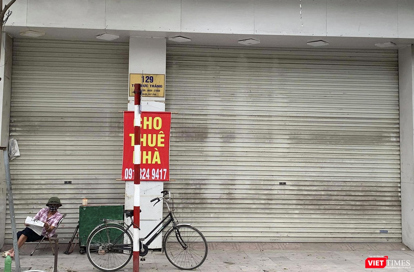 Tình trạng sang lại mặt bằng trên các tuyến phố Hà Nội sau dịch COVID-19 (Ảnh Minh Hằng)
