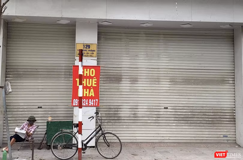 Tình trạng sang lại mặt bằng trên các tuyến phố Hà Nội sau dịch COVID-19 (Ảnh Minh Hằng)