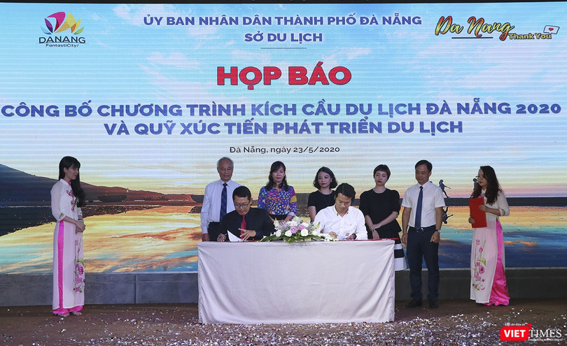 Đại diện các doanh nghiệp kinh doanh dịch vụ di lịch ký cam kết tham gia chương trình giảm giá kích cầu du lịch Đà Nẵng 2020