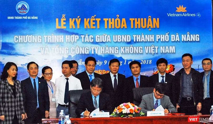  Chiều 9/1, tại Trung tâm hành chính TP Đà Nẵng đã diễn ra Lễ ký kết thỏa thuận hợp tác giữa UBND TP Đà Nẵng và Tổng Công ty Hàng không Việt Nam (Vietnam Airlines), nhằm tăng cường xúc tiến du lịch, thương mại và đầu tư.